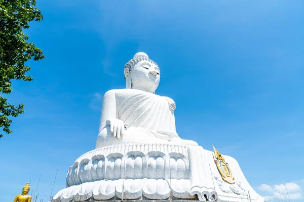 Mármore branco Big Buddha com céu azul — Fotografia de Stock