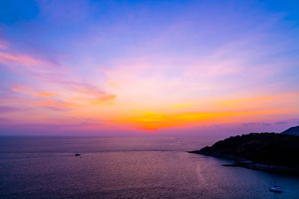 Zachód słońca niebo piękny zmierzchu z mórz i oceanów — Zdjęcie stockowe