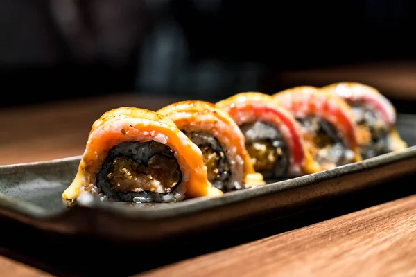 Färsk rå lax rulla sushi — Stockfoto