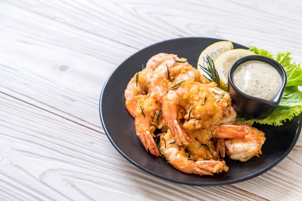 Soslu kızarmış karides.