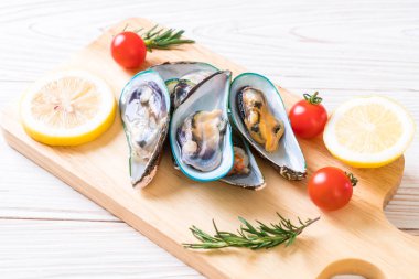 ahşap tahta üzerinde taze midye