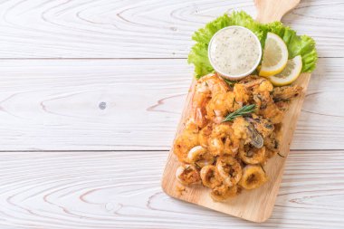 soslu kızarmış deniz ürünleri (mürekkep, karides, midye)