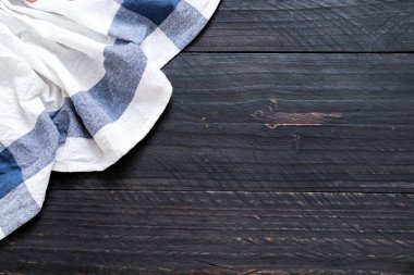 ahşap arka plan üzerinde mutfak bezi (peçete)