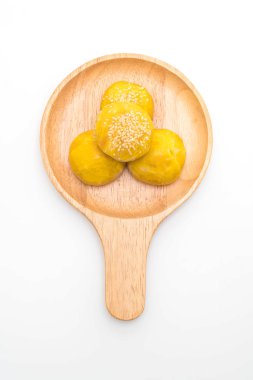 Çin böreği veya moon pasta mung fasulye ezmesi ile dolu ve tuzlu yumurta sarısı 