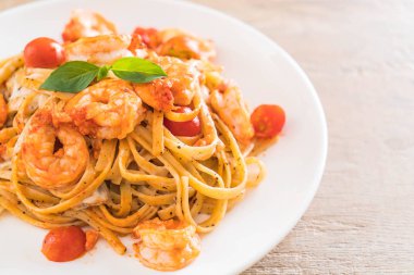 Spagetti karides, domates, fesleğen ve peynir ile 