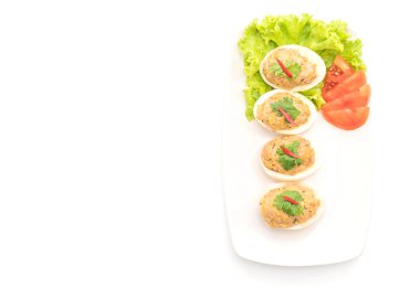 Kıyılmış domuz eti ile haşlanmış yumurta