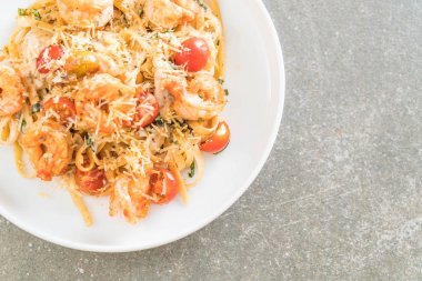 Spagetti karides, domates, fesleğen ve peynir ile 