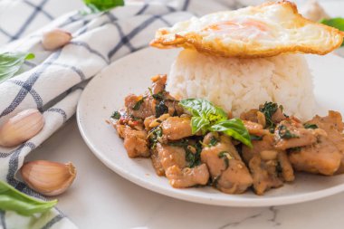 fesleğen pilav ve kızarmış yumurta ile tavada kızartılmış domuz eti