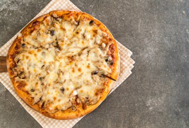 mantarlı pizza miso sosu ile