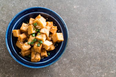 Kızarmış Tofu susam bir kase