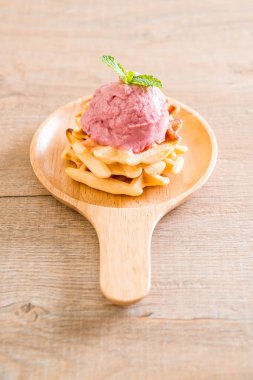 Çilekli dondurma waffle ile