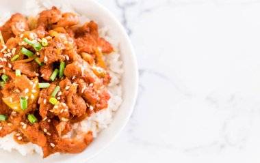 Kızarmış domuz üst pirinç baharatlı Kore soslu (bulgogi)