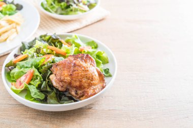 ızgara tavuk biftek sebze salatası ile