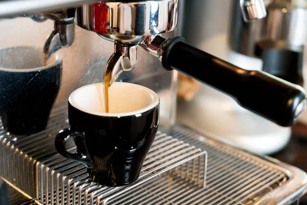 Café que vierte de la máquina de café — Foto de Stock