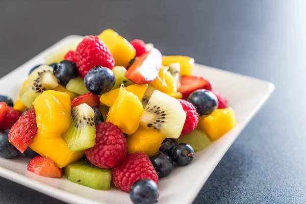 Fruits frais mélangés (fraise, framboise, myrtille, kiwi, mang — Photo