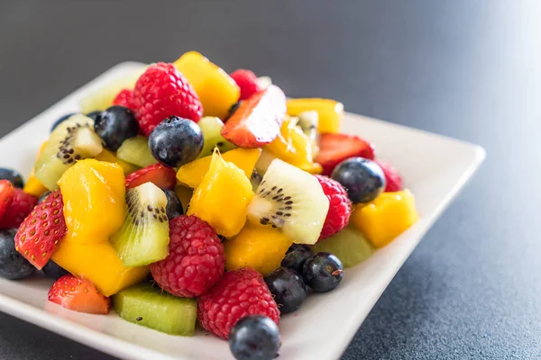 Frutas frescas mezcladas (fresa, frambuesa, arándano, kiwi, mang — Foto de Stock