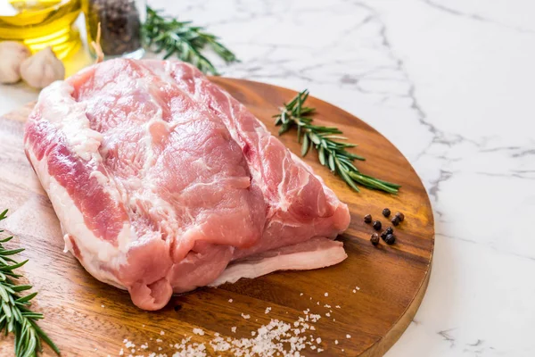 Čerstvé vepřové maso syrové filé — Stock fotografie