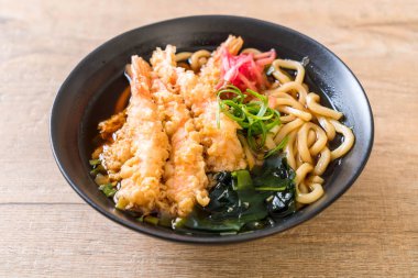 Udon ramen noodle ile karides tempura 