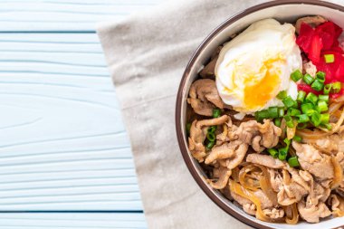 domuz eti pilav kasesi ile yumurta (Donburi) - Japon yemekleri 