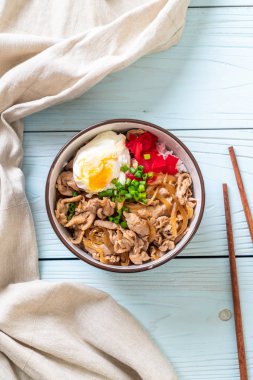 domuz eti pilav kasesi ile yumurta (Donburi) - Japon yemekleri 