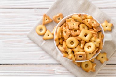 kahve ile bisküvi kraker