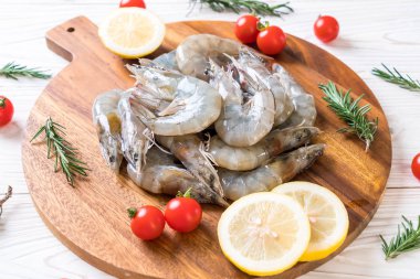 Tahtada çiğ karides ya da karides.