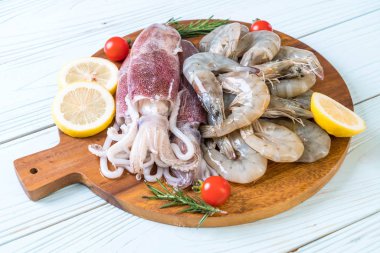 taze deniz ürünleri ham (karides, mürekkep) ahşap tahta üzerinde 