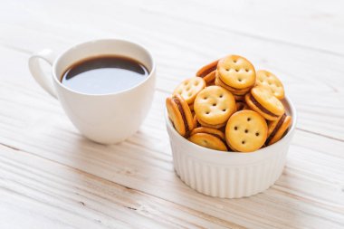 ananas reçeli ile bisküvi