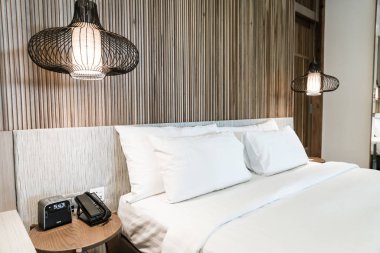 Yatak Dekorasyon otel yatak odasında rahat yastık