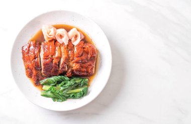 Kızarmış ördek masada.