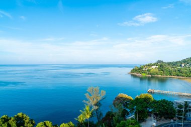 Güzel tropikal deniz ve plaj manzara ile havadan görünümü 