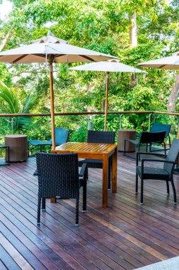 boş açık veranda masa ve sandalye