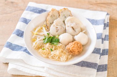 erişte çorbası balık top ile