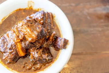 Phuket domuz eti güveç