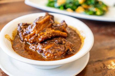 Phuket domuz eti güveç