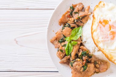 fesleğen pilav ve kızarmış yumurta ile tavada kızartılmış domuz eti