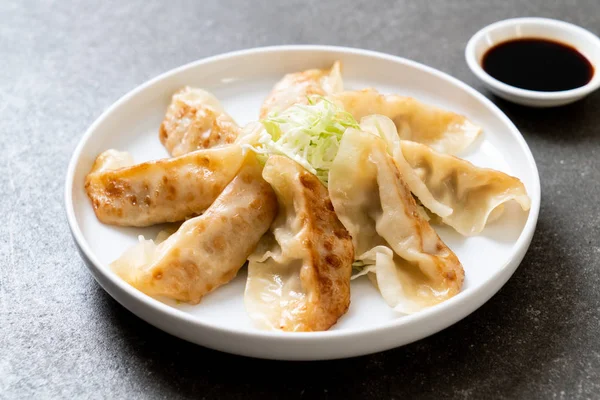 Aperitivo japonés gyoza o dumplings —  Fotos de Stock