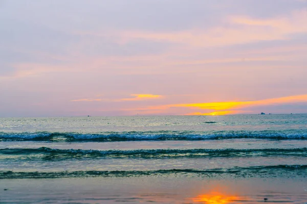 Playa tropical con hermoso cielo — Foto de Stock