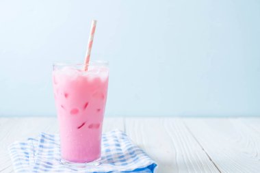 pembe çilek milkshake