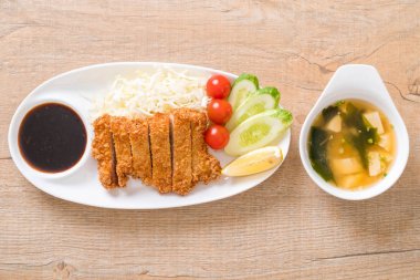 Japon derin kızarmış domuz pirzola (tonkatsu kümesi)