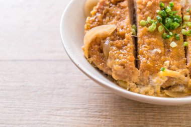 Kızarmış domuz pirzola tabağı (Katsudon)