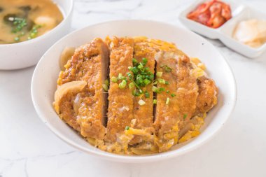 Kızarmış domuz pirzola tabağı (Katsudon)