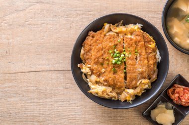 Kızarmış domuz pirzola tabağı (Katsudon)