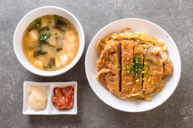 Kızarmış domuz pirzola tabağı (Katsudon)