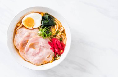 Baharatlı miso udon ramen noodle domuz eti ile
