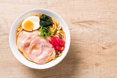 Baharatlı miso udon ramen noodle domuz eti ile