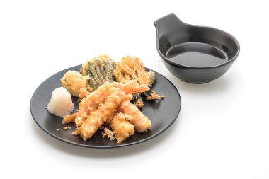 karides tempura (hırpalanmış kızarmış karides) beyaz arka plan üzerinde