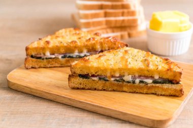 fırında ıspanak ve Jambonlu sandviç 