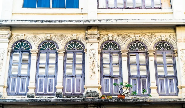 Schöne Architektur in der Altstadt von Phuket mit alten Gebäuden in — Stockfoto