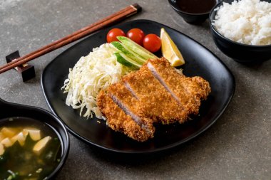 Japon derin kızarmış domuz pirzola (tonkatsu kümesi)